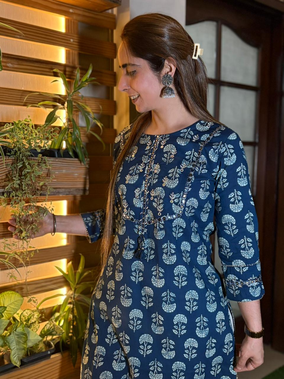 Elegant kurta set is crafted in comfortable cotton fabric