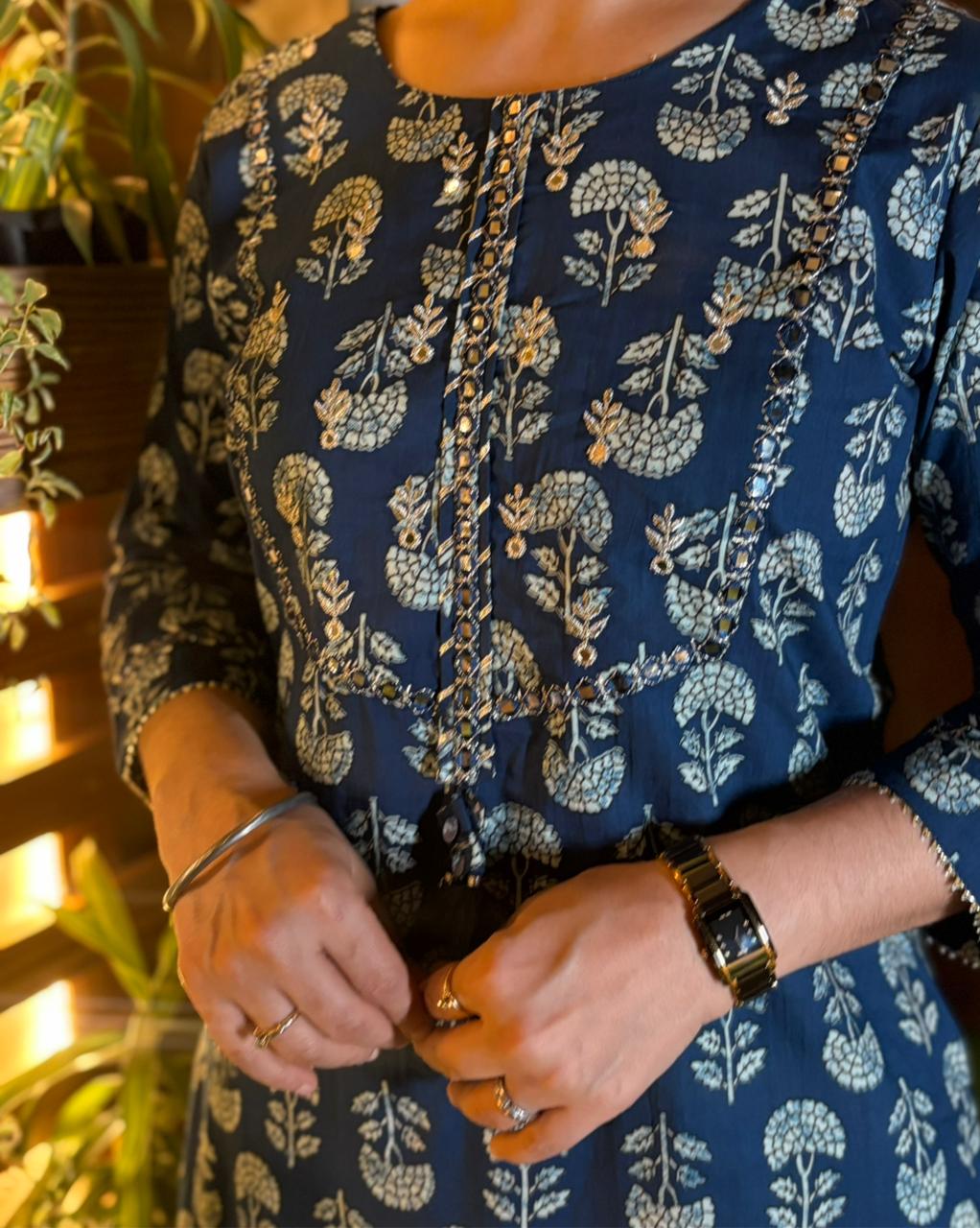 Elegant kurta set is crafted in comfortable cotton fabric