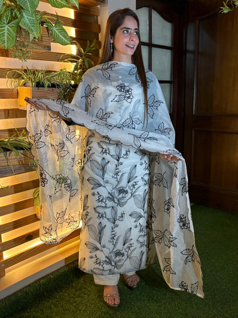 Unstitched suit crafted in soft mul cotton fabric