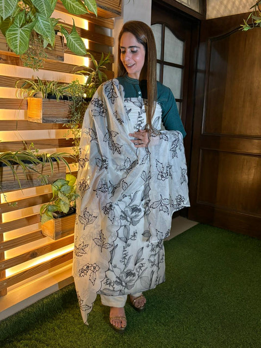 Unstitched suit crafted in soft mul cotton fabric