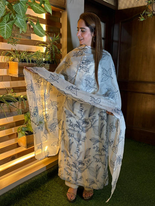 Unstitched suit crafted in soft mul cotton fabric