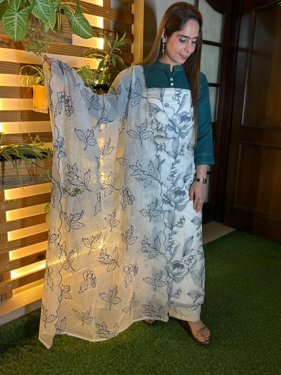 Unstitched suit crafted in soft mul cotton fabric