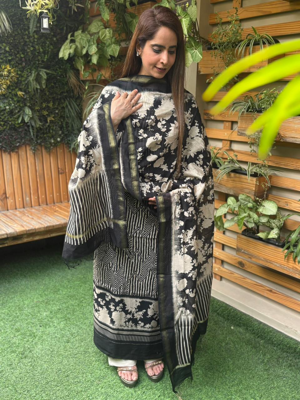 Elegance with this stunning unstitched suit