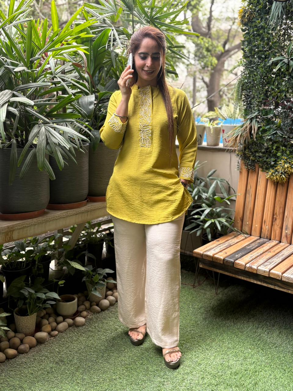 Everyday comfort in this beautiful cord set