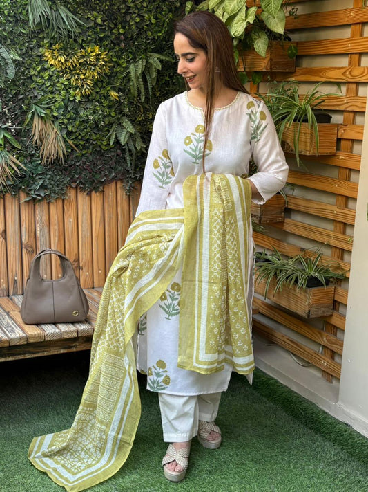 Everyday comfort in this linen cotton kurti set