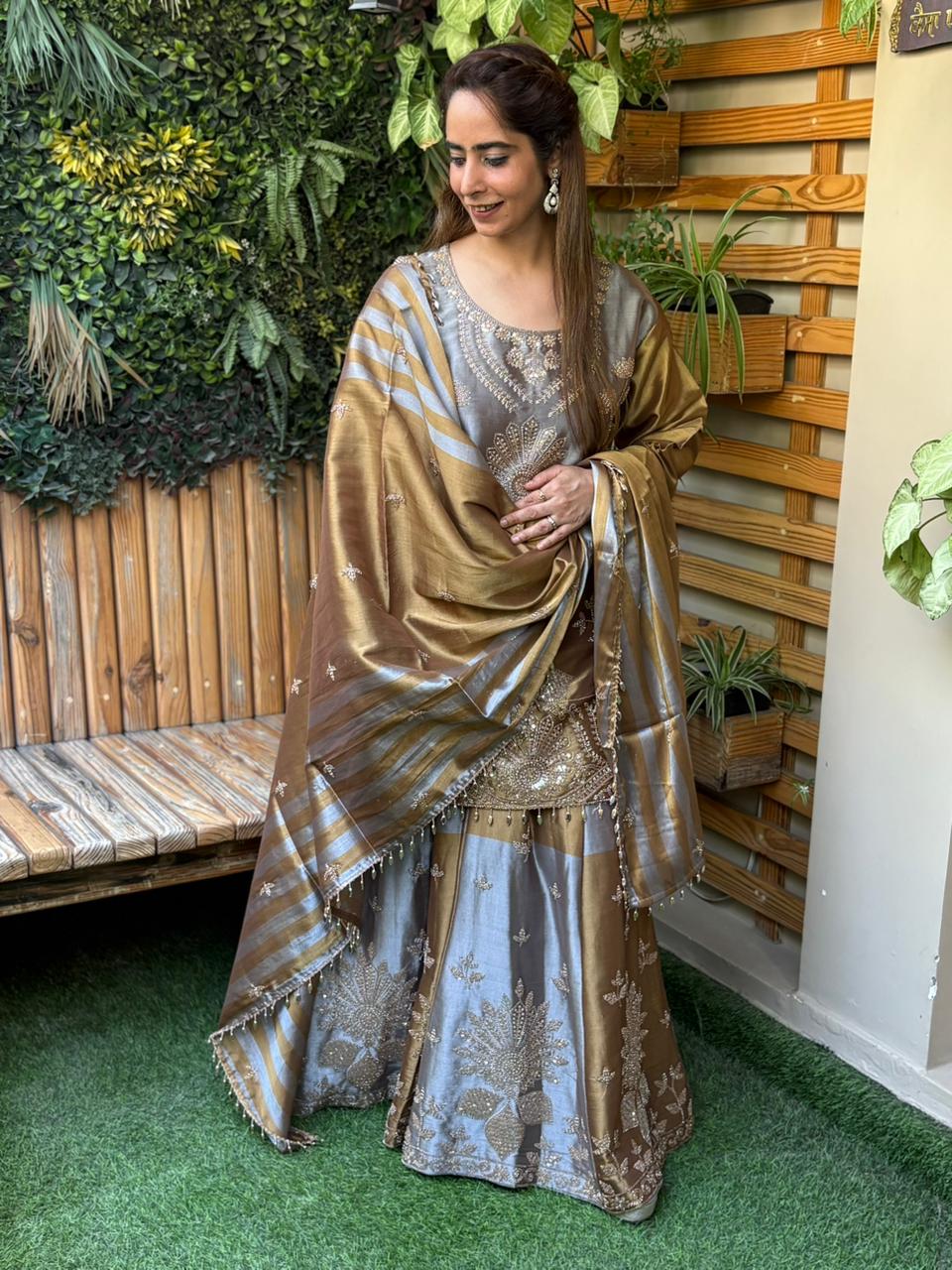 Elegance with this stunning kurta, skirt