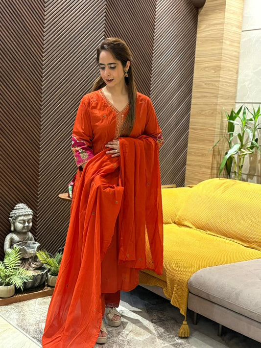 Everyday comfort in this beautiful cotton kurti set.