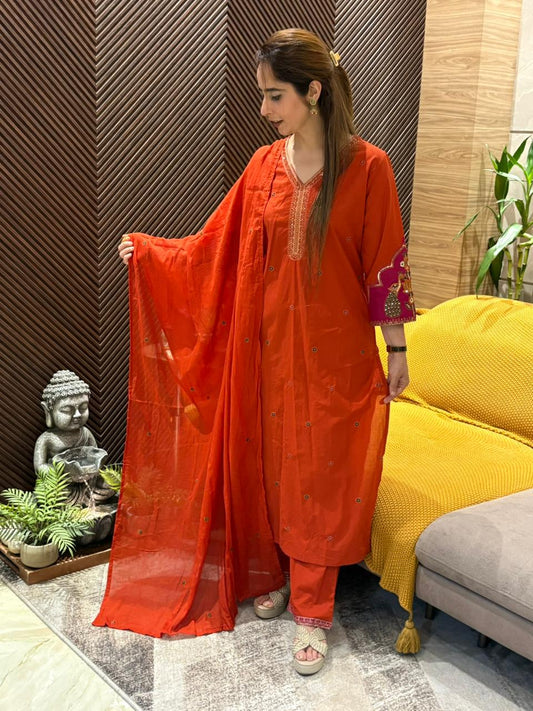 Everyday comfort in this beautiful cotton kurti set.