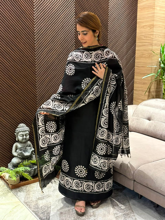 Elegant unstitched suit
