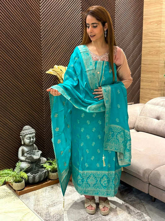 Elegant unstitched suit