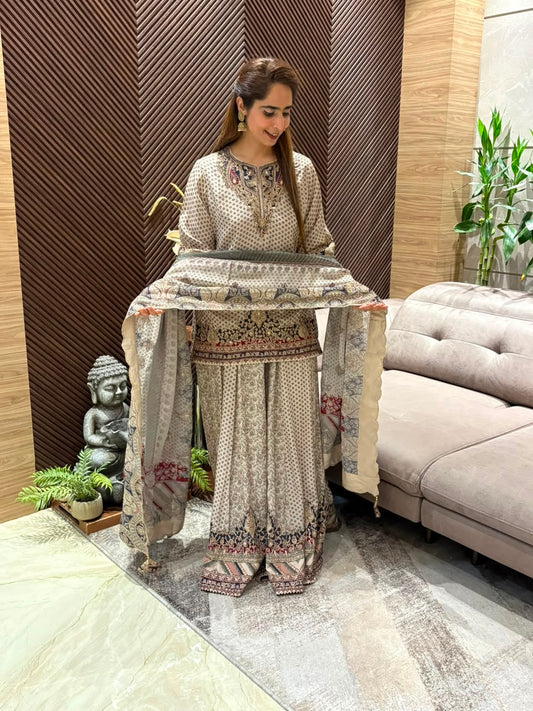 Elegant crepe fabric kurta set