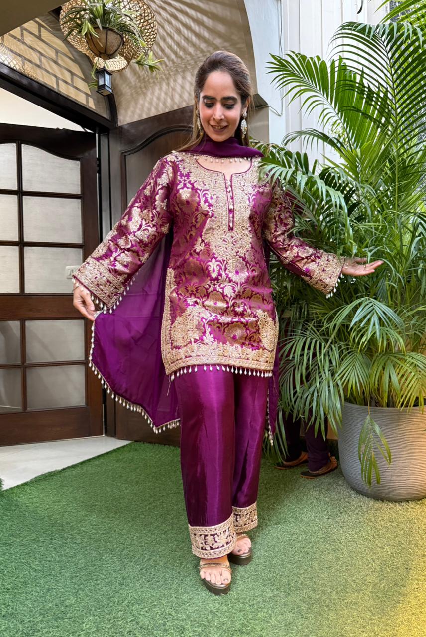 Luxurious brocade kurta set is designed for women