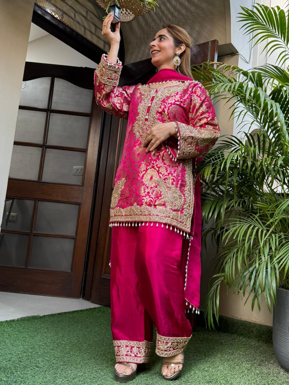 Luxurious brocade kurta set is designed for women