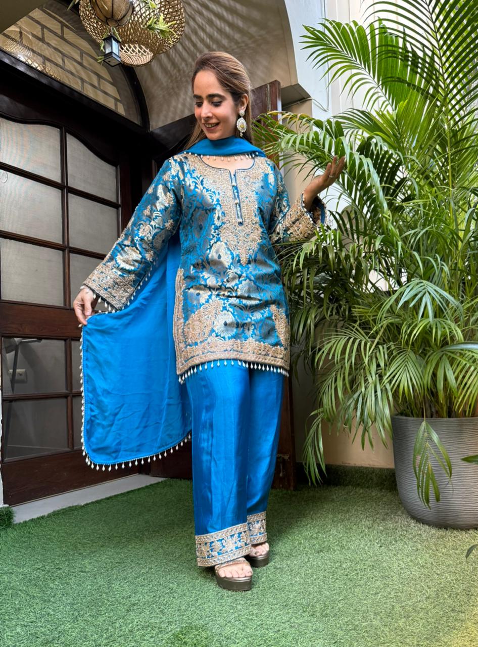 Luxurious brocade kurta set is designed for women